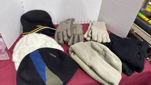 lot 2088 image: WSU beanie with gloves, beanies, gloves and scarf