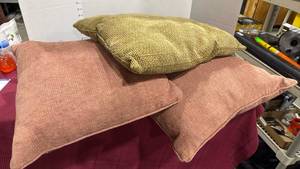 lot 2090 image: 3 pillows