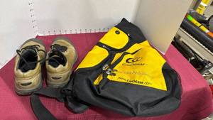 lot 2092 image: Boys Keen shoes size 7.5 and sling backpack