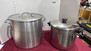 lot 2100 image: Stock pot and large sauce pan