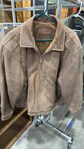 lot 2104 image: Mens Croft & Barrow leather coat size large