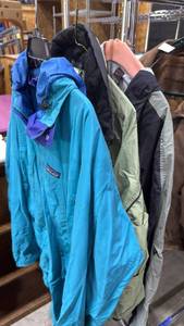 lot 2106 image: Mens Patagonia, M�bius and Nike jackets 2 large, 1 XL