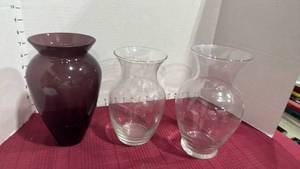 lot 2117 image: 3 glass vases