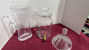 lot 2118 image: Glass beverage dispenser, vase and crystal lid