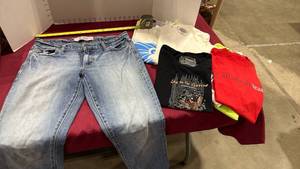 lot 2139 image: Gap straight boy cut jeans and medium shirts