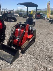 lot 8105 image: SSL580 Ride-On Skid Steer Loader with Track Drive