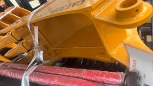 lot 446 image: Caterpillar CAT 305 Excavator Bucket Construction Equipment Part
