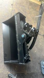 lot 476 image: Heavy Duty Hydraulic Excavator Tilting bucket Attachment