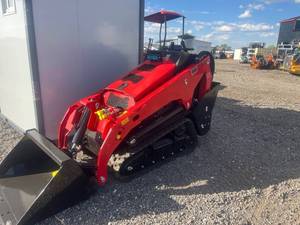 lot 493 image: V1000 Compact Track Skid Steer Loader with Bucket