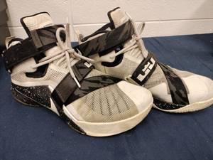 lot 53413 image: Nike LeBron Soldier 9 basketball shoes - 12  - Retail $0