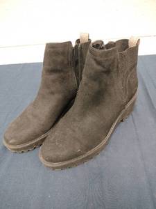 lot 59254 image: Universal Threads Black Ankle Booties - 9 - Retail $0