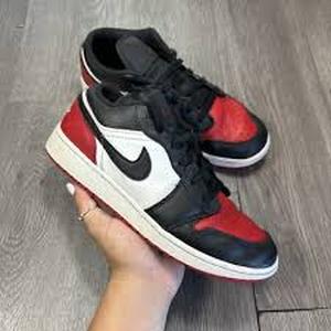 lot 59207 image: Nike Air Jordan 1 Low Bred Toe sneakers - 6.5 Y - Retail $0