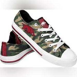 lot 59251 image: FOCO NCAA branded Arkansas Razorbacks canvas low-top sneakers - Size 10W - Retail $0