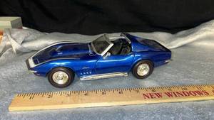 lot 11 image: Blue Chevrolet Corvette 427 Stingray Die-Cast Model Car