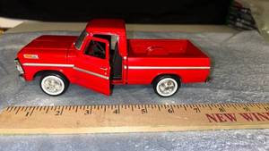 lot 31 image: Ford F-100 Pickup Truck Die-Cast Model