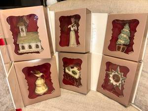 lot 72 image: Hallmark Keepsake Christmas Ornament Collection Set