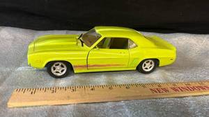 lot 92 image: Diecast Chevrolet Camaro SS Muscle Car Model