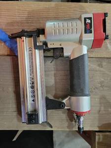 lot 20587 image: Pneumatic Brad Nailer Power Tool - Retail $45
