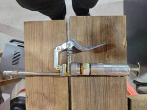lot 20606 image: 3oz mini grease gun - Retail $15