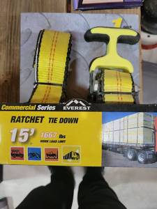 lot 20609 image: Everest Commercial Series 15-Foot Ratchet Tie Down Strap Set - Retail $15