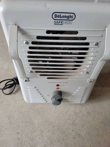 lot 20637 image: DeLonghi SafeHeat Electric Space Heater - Retail $25