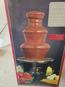 lot 20639 image: Chocolate Fondue Fountain Nostalgia Electronics In The Box - Retail $50