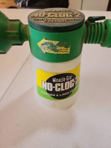 lot 20667 image: Miracle-Gro No-Clog Garden and Lawn Feeder Hose Attachment - Retail $15