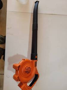 lot 20671 image: BlackDecker 40V MAX Cordless Leaf Blower No battery  - Retail $89