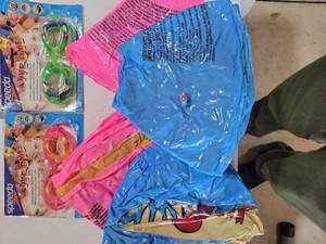 lot 20713 image: 4 pack of floaties and 2 pairs of googles with carrying case. - Retail $12