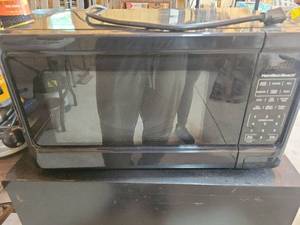 lot 20725 image: Walmart 1000 Watt Countertop Microwave Oven - Retail $60