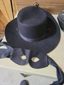 lot 20770 image: Black Wide Brim Hat with Eye Mask zorro Set - Retail $15
