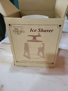 lot 20795 image: The Pampered Chef Manual Ice Shaver - Retail $25