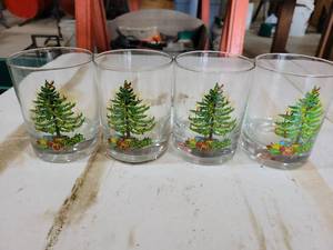 lot 20822 image: Christmas Tree Holiday Drinking Glasses Set of 4 - Retail $15