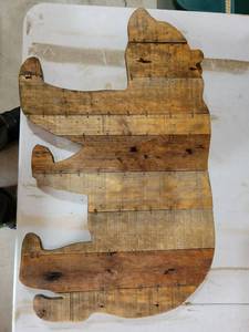 lot 20835 image: Wooden carving of a bear - Retail $25
