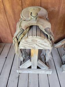 lot 20857 image: Western Leather Saddle with Decorative Tooling and Horn with saddle stand - Retail $150