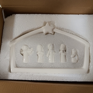 lot 8483 image: WDS WONDROUS Christmas Nativity Set-8Pcs White and Gold Mini Nativity Figures Modern Holy Family Scene, Resin and Wood Religious Collection for Kids, Xmas Table Mantle Shelf Holiday Decor