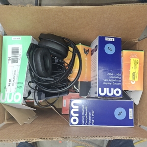 lot 8688 image: MISCELLANEOUS GAMING CONTROLLERS AND GAMING HEAD PHONES