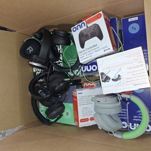 lot 7534 image: LOT OF GAMING HEADPHONES AND GAMING CONTROLLERS