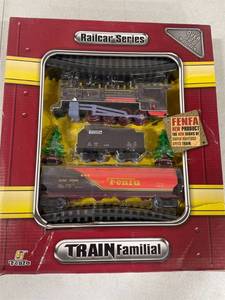 lot 9050 image: Fenfa Train Familia Railcar Series Battery Operated Train with Tracks and Accessories