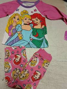 lot 42370 image: Disney Princess Girls Pajama Set Size 2T - Retail $8
