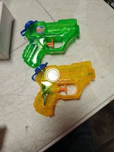 lot 42386 image: Set of 4 Small Water Squirt Guns - Retail $3
