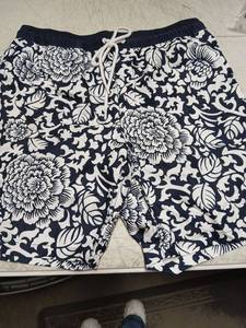 lot 42430 image: Mens Floral Print Swim Shorts with Mesh Lining L- Retail $15