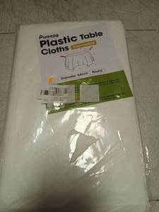 lot 42450 image: Puree99 Disposable Plastic Table Cloths Round 84 Inch - Retail $8