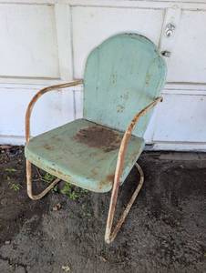 lot 2905 image: Mid-Century Metal Patio Chair with Arms