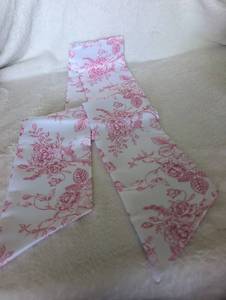 lot 2913 image: Pink Rose Floral Pattern Fabric Sash - new