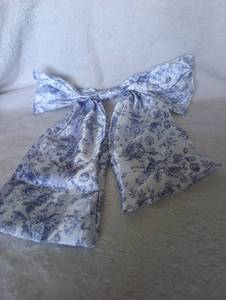 lot 2914 image: Blue Toile Floral Print Silk Bows - 4 ct