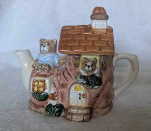 Bear House Novelty Teapot with Lid