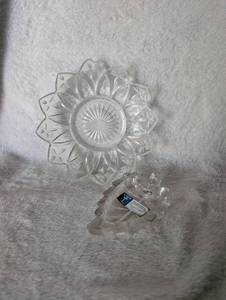 lot 2939 image: Clear Pressed Glass Flower Bowl  Leaf Trinket Glass&nbsp
