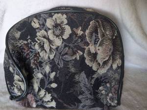 lot 2950 image: Vintage Floral Tapestry Cosmetic Makeup Bag