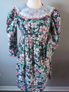 lot 2955 image: Paper Dolls Design Floral Print Long Sleeve Youth Dress with Lace Collar Detail